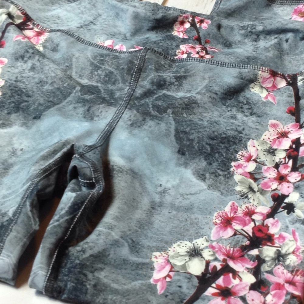 Japanese Blossom Yoga Pants NWOT Running Athletic - Picture 5 of 5